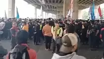 Ratusan Buruh Lakukan Aksi Sweeping di Kawasan Industri MM2100 Cibitung