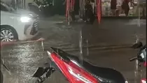 Dilanda Hujan Deras, Sejumlah Jalan dan Permukiman di Depok Banjir, Atap Stadion Roboh