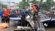 Papan Reklame Roboh Menimpa Lapak Tukang Sate di Bogor, Tidak Ada Korban Jiwa