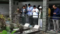 Prabowo Ziarah ke Makam Pendiri Ponpes Miftahul Huda Tasikmalaya