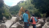 Tim Gabungan Kerahkan 4 Excavator dan Anjing Pelacak Cari 11 Korban Banjir Humbahas
