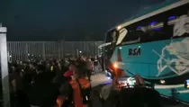 Ribuan Bonek Adang Bus Pemain Persebaya Seusai Timnya Ditahan Imbang Persija