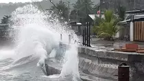 Penampakan Gelombang Tinggi 2 Meter Nyaris Hantam Rumah Warga Pesisir Pantai Ambon