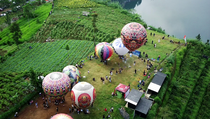 Balon Udara Raksasa Hiasi Langit Telaga Menjer, Jadi Daya Tarik Wisatawan