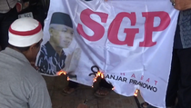 Kecewa dengan TPN, Relawan SGP Demak Bakar Atribut dan Tak Mau Lagi Dukung Ganjar