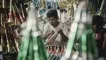 Intip Perakitan Terompet Jelang Tahun Baru 2024