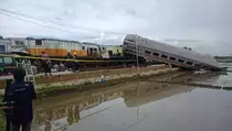 2 Unit Lokomotif dan 4 Unit Kereta Belum Berhasil Dievakuasi dari Lokasi Kecelakaan