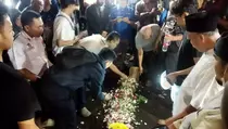 Isak Tangis Iringi Pemakaman Masinis Julian Korban Tabrakan Kereta Api