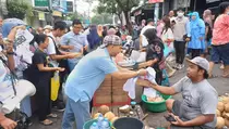 Gerebek Pasar Petemon, TKD Jatim Prabowo-Gibran Bagikan 2.000 Nasi Kotak