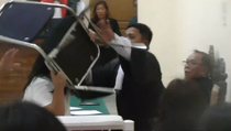 Tak Terima Suami Divonis Kasus Pencabulan, Istri Pendeta di Pematang Siantar Lempar Kursi