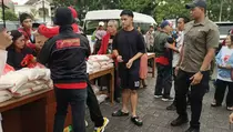 Kaesang Terobos Banjir hingga Bercelana Pendek demi Bagikan Sembako Murah di Bekasi