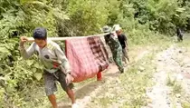 Ke Puskemas, Warga Majene Ditandu Sejauh 10 Km dengan Waktu 5 Jam