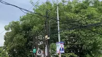 Mahasiswa Bermotor Terjerat Kabel Menjuntai di Candrabaga Bekasi