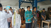 Viral, Wanita Berbusana Pengantin Ikuti Pelantikan KPPS di Rembang