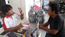Warga Salatiga Bayar Motor dengan 3 Galon Isi Koin