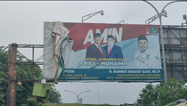 Puluhan Petugas Satpol PP dan Bawaslu Karawang Tertibkan APK di Masa Tenang