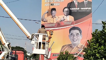Penurunan APK di Bekasi Gunakan Mobil Damkar Bronto Skylift