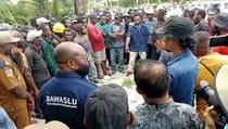 Warga Blokade Jalan di Mimika Protes Pemindahan Lokasi TPS