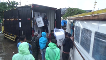 Distribusi Logistik ke Wilayah Kepulauan di Makassar Diguyur Hujan Deras