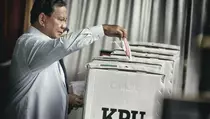 Momen Prabowo Nyoblos di TPS 033 Bojong Koneng