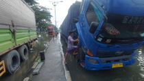 Onderdil Puluhan Truk Terendam Banjir di Jalur Pantura Demak Digondol Maling
