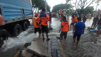 12 Hari Demak Terendam Banjir, Relawan Maksimalkan Pompa dan Jebol Median Jalan
