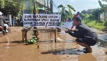 Jalan Rusak, Warga Bogor Tanam Pohon dan Mancing Ikan di Tengah Jalan