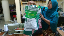 Gagal di Pemilu 2024, Caleg Ini Pilih Ngolah Sampah APK Jadi Tas