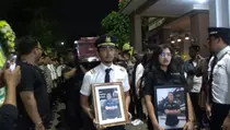 ​Kedatangan Jenazah Kopilot Septian di Tangerang Diwarnai Isak Tangis Keluarga