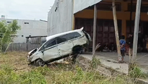 Gagal Menyalip, Innova Remuk Terlempar ke Teras Ruko di Sidrap