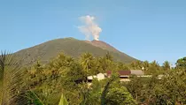 2 Hari Gunung Api Gamalama Keluarkan Asap Putih Tebal
