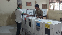 Warga Demak Menerjang Banjir Datangi TPS Ikuti Pemilu Susulan