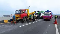 Bus Tabrak Truk di Suramadu, Satu Tewas Tergencet