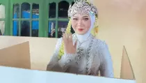Berbusana Jawa, Seorang Pengantin Datangi TPS di Demak