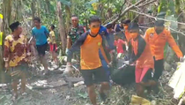 Banjir di Bandar Lampung, Tim SAR Evakuasi Mayat Tersangkut Pohon