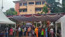 Ratusan Warga di Gambir Antre Sembako Murah di Tengah Guyuran Hujan
