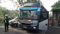 Bus Sugeng Rahayu Tabrak Truk di Mojokerto
