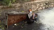 Seusai Antar Nasi Syukuran, Motor Dinas Lingkungan Hidup Tercebur ke Sungai di Surabaya