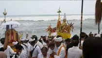 Sambut Nyepi, Ribuan Umat Hindu Tengger Turun Gunung Gelar Upacara Melasti di Pantai Selatan