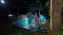 Minibus Terperosok ke Parit Seusai Terlibat Kecelakaan dengan Pemotor