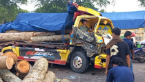 Dua Truk Angkut Tabrakan Adu Banteng di Jalur Pantura Probolinggo, Isi Angkutan Berserakan