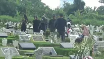 Makam Khusus Korban Covid-19 di Surabaya Dipenuhi Peziarah