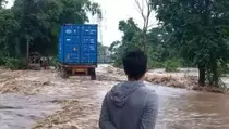Banjir dan Pohon Tumbang Akibatkan Kemacetan di Jalur Selatan dan Pantura Probolinggo