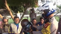 Polisi di Palopo Ngabuburit Berbagi Takjil Plus Helm ke Warga