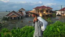 Video: Tanggul Sungai Jebol, Banjir Demak Kian Meluas