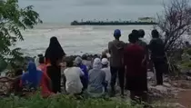 Kapal Tongkang dan Tugboat Glori 3 Kandas di Pantai Batuputih