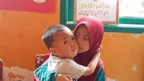 Siswi Kelas 2 SD di Sinjai Rawat Adik Saat Belajar di Kelas