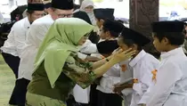Bupati Blitar dan Pj Gubernur Jatim Bagikan Santunan kepada 1.000 Anak Yatim