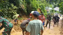Pascabanjir Bandang di Palopo, Warga Dibantu TNI Bersihkan Sisa Lumpur