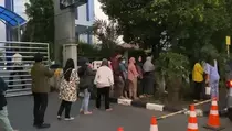 Penukaran Uang Baru, Ratusan Warga Bekasi Rela Antre sejak Pukul 03.00 WIB